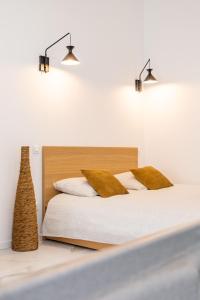 - une chambre avec un lit et deux lumières sur le mur dans l'établissement Love room Jacuzzi Sauna Privatif Marseille, à Marseille