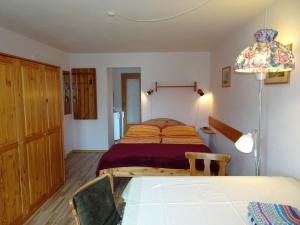Llit o llits en una habitació de Gästehaus Strobl am See