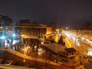uma cidade iluminada à noite com luzes de rua em 7 Sky on Yevhena Konovaltsia em Kiev