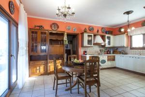 Kuchyň nebo kuchyňský kout v ubytování Aegean Sea Villa Skiathos
