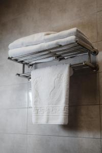 un portasciugamani con asciugamani in bagno di Dream Hotel a Izmaïl