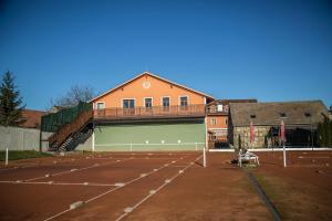 Tenis in/ali skvoš poleg nastanitve Amálka u Řípu oz. v okolici