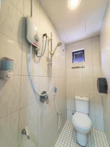 y baño con ducha y aseo. en De UPTOWN Hotel @ Subang Jaya, en Subang Jaya
