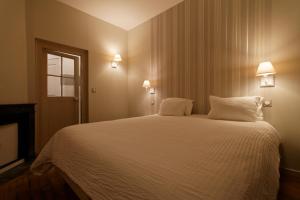 - une chambre avec un grand lit blanc et 2 oreillers dans l'établissement Appart'Hôtel Sainte Trinité, à Troyes