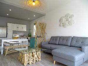 uma sala de estar com um sofá e uma mesa em A Casa di Babbo em Algajola