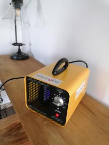 コゼンツァにあるCristianoの黄黒のコンピュータ