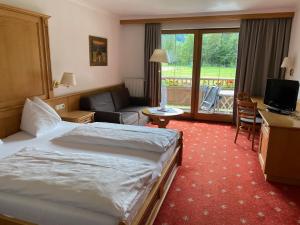 Un pat sau paturi într-o cameră la Landhotel Strasserwirt