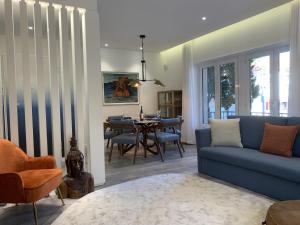 - un salon avec un canapé bleu et une table dans l'établissement Cascais Downtown Premium Apt 3 with terrace, à Cascais