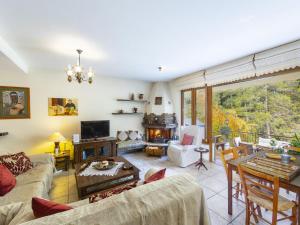 un soggiorno con divano e tavolo di Troodos Riverside Cottage a Kato Amiandos