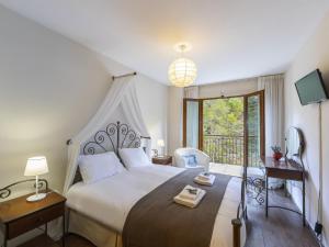 una camera con un grande letto e una finestra di Troodos Riverside Cottage a Kato Amiandos