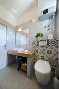 łazienka z toaletą i umywalką w obiekcie Lovely Rita's Sibenik - apartment city center w Szybeniku
