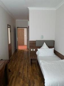 sypialnia z 2 łóżkami i drewnianą podłogą w obiekcie Hotel Isabella w Frankfurcie nad Menem