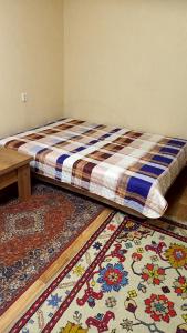 エレツにあるApartment on Kostenko 44аの敷物が敷かれた部屋のベッド1台