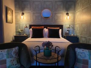 Stunning Private en-suite studio in Cobham في كوبهام: غرفة نوم بسرير مع طاولة وكراسي