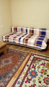 エレツにあるApartment on Kostenko 44аのベッドルーム1室(ベッド1台付)、床に敷物2枚が備わります。