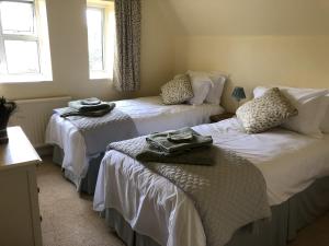 Ліжко або ліжка в номері Beautiful 3 bedroomed Cotswolds Farmhouse