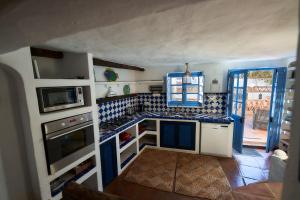 Kitchen o kitchenette sa Townhouse in Gaucin an Andalusian White Village