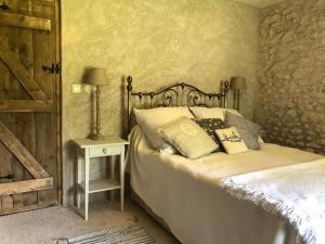 ein Schlafzimmer mit einem Bett mit Kissen darauf in der Unterkunft Country Villa for 18 Pool Cinema Football Pitch in Verteillac + 42 Fotos