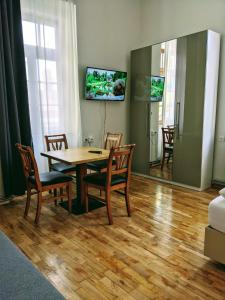 Un comedor con una mesa y sillas y un espejo. en 007 Studio Apartment Madrid 30m2, en Klagenfurt