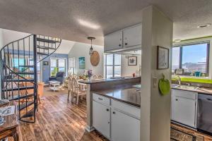 Beach Lovers Haven Oceanfront Condo with Pool