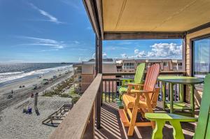 uma varanda com cadeiras e mesas e vista para a praia em Beach Lovers Haven Oceanfront Condo with Pool! em Myrtle Beach