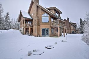 Το Comfy Lutsen Mountain Villa with Balcony and Grill τον χειμώνα