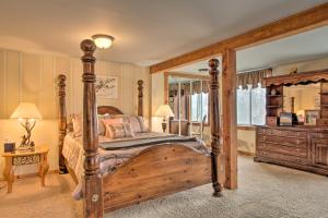 Ένα ή περισσότερα κρεβάτια σε δωμάτιο στο Spacious Bethlehem Mountaintop Home with Deck and View