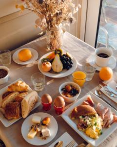 einen Tisch mit Frühstücksteller darauf in der Unterkunft Domaine des Dryades in Pouligny-Notre-Dame