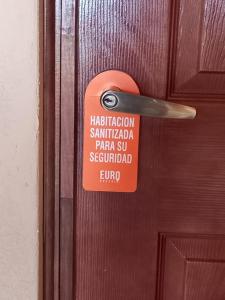 un cartel en una puerta con un cartel en ella en Euro Hostal, en Guatemala