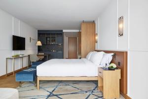 سرير أو أسرّة في غرفة في ALEX - Lakefront Lifestyle Hotel & Suites