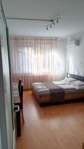 una camera con un grande letto e una finestra di merRelax Apartman a Miskolc