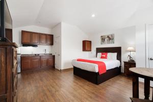 Una habitación de hotel con una cama y una cocina. en The Resource Inn -Big Lake TX, en Big Lake