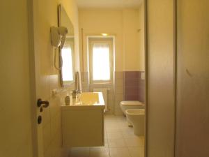 ein Badezimmer mit Waschbecken und Toilette in der Unterkunft Buonarroti Guest House in Rom