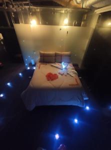 Un dormitorio con una cama con luces. en Glamping Cristal, en Guatavita