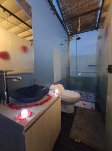 a bathroom with a sink and a toilet and a tub at Glamping Cristal in Guatavita