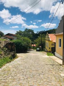 een oude geplaveide straat in een dorp bij Casa do jacques in Conceição da Ibitipoca