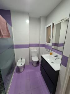 a bathroom with a toilet and a sink and a toilet istg at Calle Cañón in Cartagena