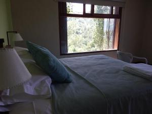 Una cama o camas en una habitación de Peperina Lago Los Molinos