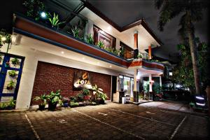 um edifício com um monte de plantas na frente dele em Fora Guest House Taman Lingkar em Bandung