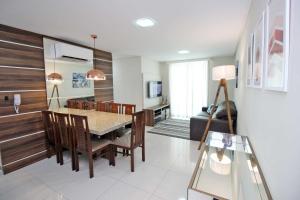 邦比尼亞斯的住宿－Porto Fino，用餐室以及带桌椅的起居室。