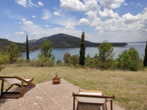 duas mesas de piquenique e vista para um lago em Peperina Lago Los Molinos em Villa Ciudad de America