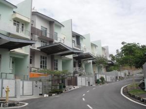 una calle vacía frente a los edificios de apartamentos en Shamrock Beach Villas Batu Ferringhi Penang, en Batu Ferringhi