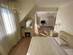 una camera da letto con un letto grande e uno specchio di Villa Jardin a Odessa