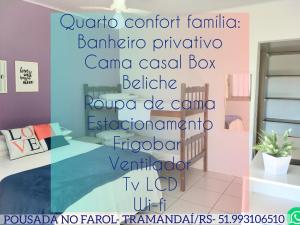 een kamer met een muur met de woorden coronatio contour formules bij Pousada No Farol in Tramandaí