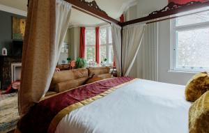 ein Schlafzimmer mit einem großen Bett und einem Sofa in der Unterkunft Luxury Suite in Cardiff City Centre + Secure Parking in Cardiff