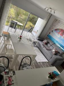 Χώρος καθιστικού στο Apartments in the forest with sea view