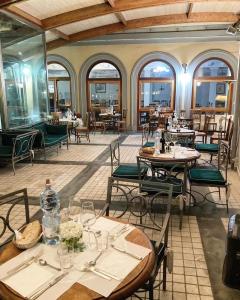 Reštaurácia alebo iné gastronomické zariadenie v ubytovaní Hotel Corallo
