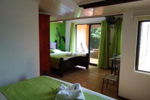 a room with a bedroom with a bed and a balcony at Adventure Park & Hotel Vista Golfo in Tajo Alto