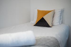 Ένα ή περισσότερα κρεβάτια σε δωμάτιο στο Contractor House - TVs in All Rooms - Parking