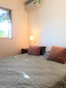 um quarto com uma cama com um tapete em Casa frente al Mar Aguas Verdes em Aguas Verdes